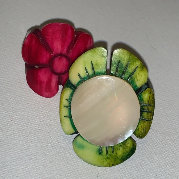 Green Carved Mother of Pearl on Heavy Resin ‘flower child ring” Size 7 - Picture 8 of 8